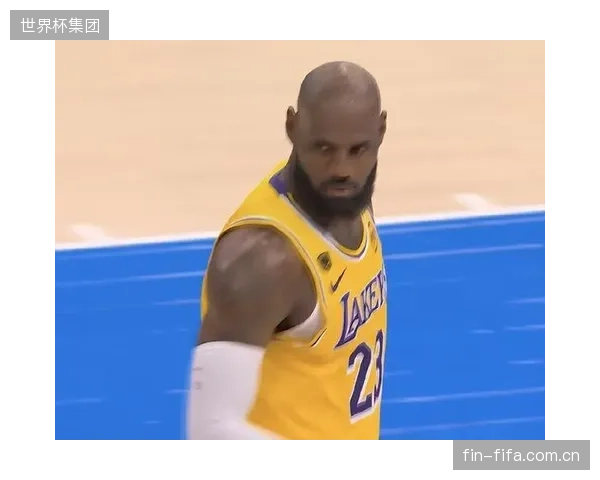 勒布朗·詹姆斯独木难支，湖人队外线火力不足导致季后赛次轮被雷霆横扫。