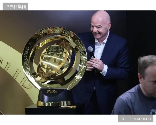 FIFA引入强制性补水暂停并推动72小时最低比赛间隔,旨在应对密集赛程下的球员健康风险。 FIFA引入强制性补水暂停并推动72小时最低比赛间隔,旨在应对密集赛程下的球员健康风险。
